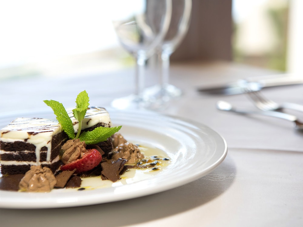 Baía Madeira Hotel — Restaurant & bars in Machico, Madeira