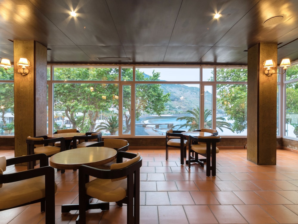 Baía Madeira Hotel — Restaurant & bars in Machico, Madeira