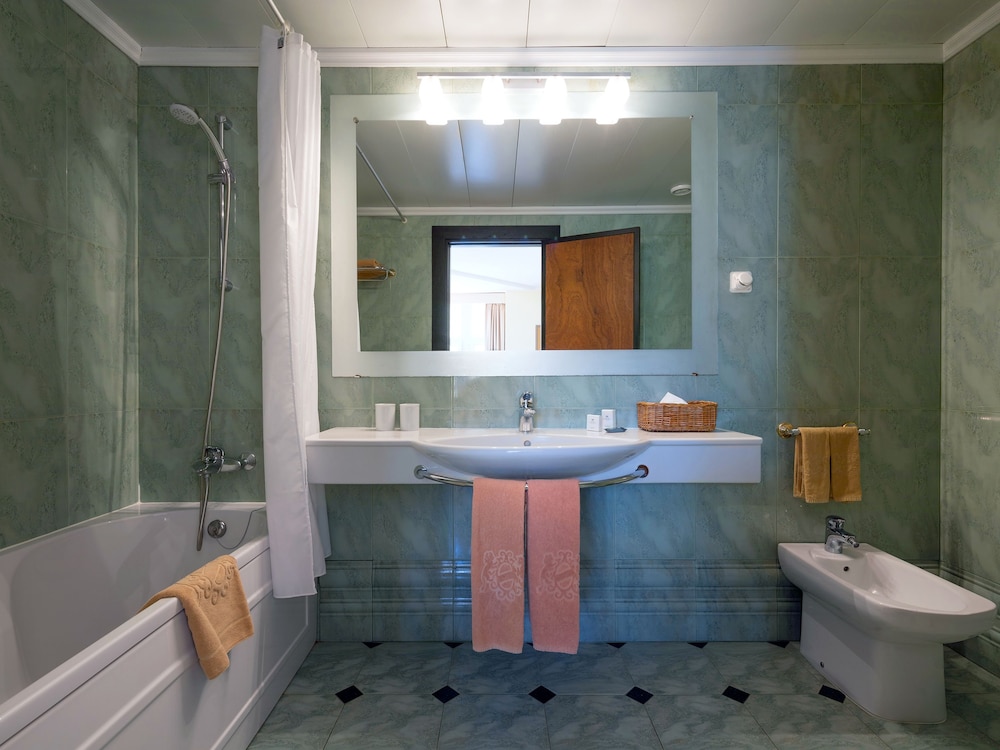 Baía Madeira Hotel — Hotel rooms in Machico, Madeira