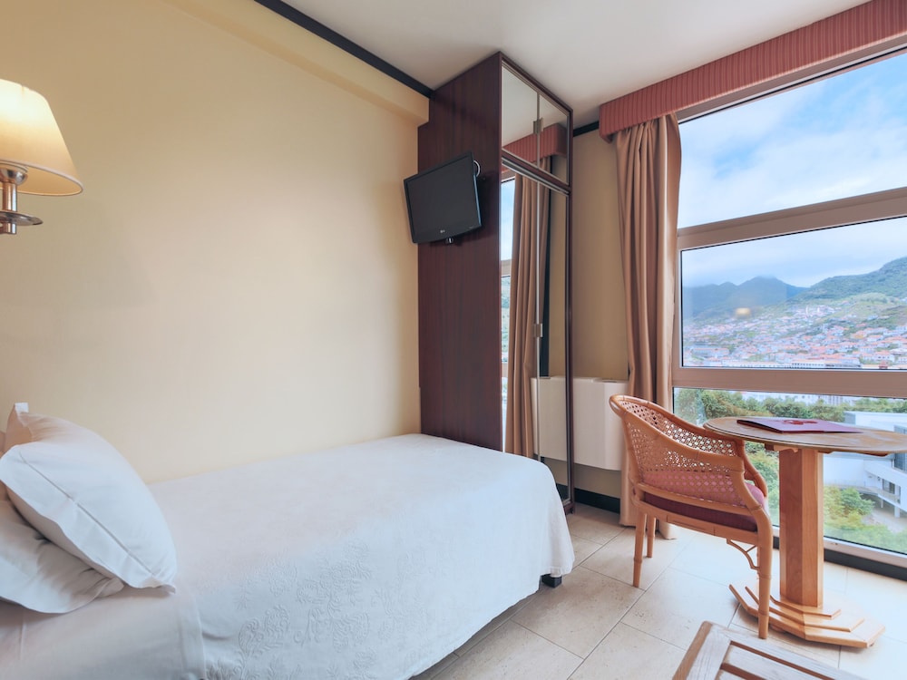 Baía Madeira Hotel — Hotel rooms in Machico, Madeira