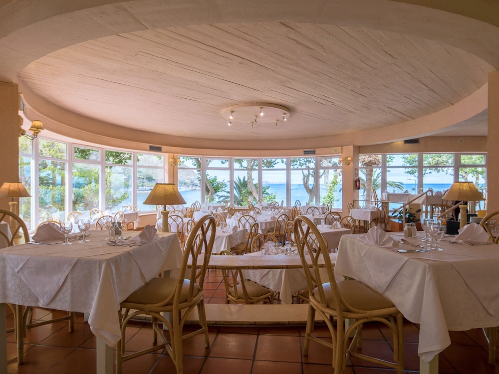 Baía Madeira Hotel — Restaurant & bars in Machico, Madeira