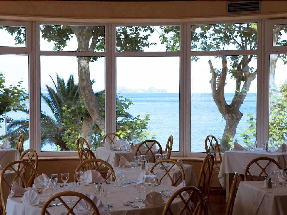 Baía Madeira Hotel — Restaurant & bars in Machico, Madeira