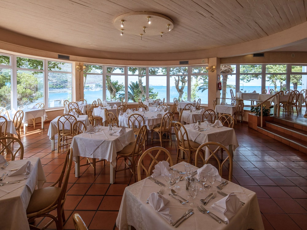 Baía Madeira Hotel — Restaurant & bars in Machico, Madeira