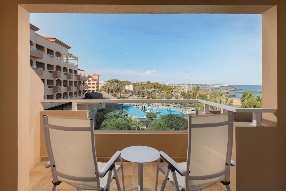 Elba Sara Beach & Golf Resort — Swimming pool in Costa de Antigua, Canary Islands