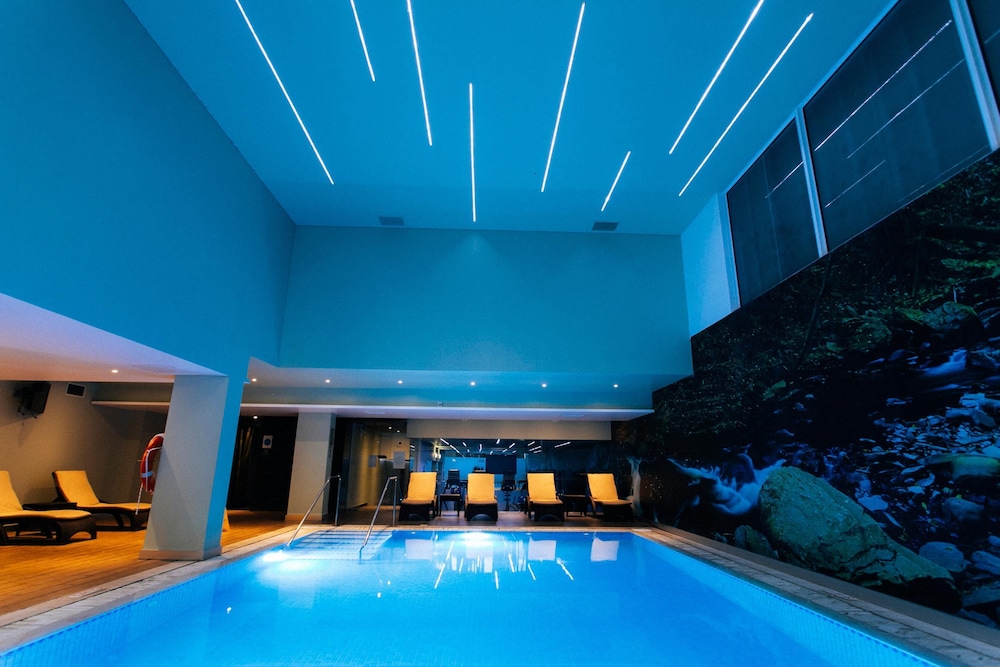 The Views Oasis - Family Friendly — Pool in Santa Cruz, Madeira
