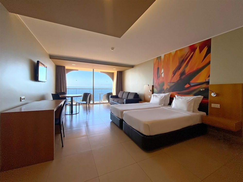 The Views Oasis - Family Friendly — Rooms in Santa Cruz, Madeira