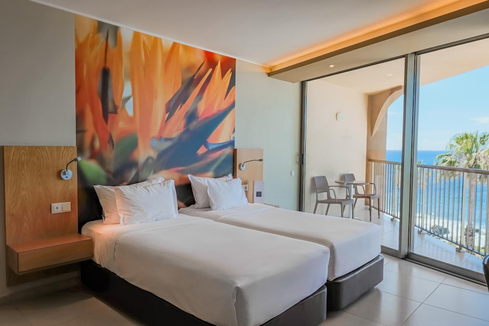 The Views Oasis - Family Friendly — Rooms in Santa Cruz, Madeira
