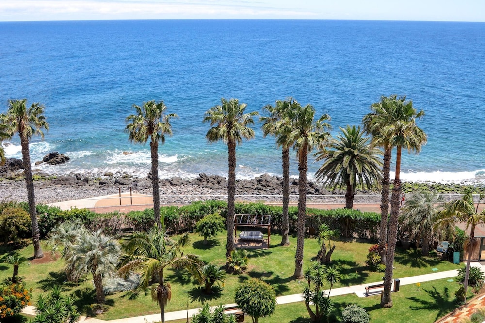 The Views Oasis - Family Friendly — Rooms in Santa Cruz, Madeira