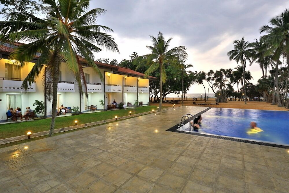 Hibiscus Beach Hotel And Villas — Swimming pool in Wadduwa