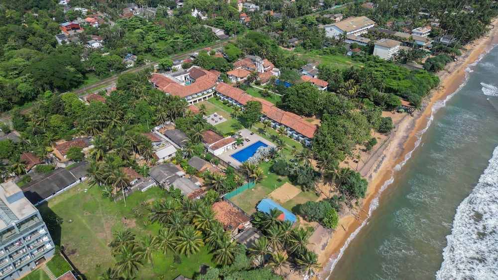 Hibiscus Beach Hotel And Villas — Main photo in Wadduwa