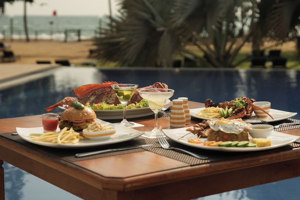 Hibiscus Beach Hotel And Villas — Restaurant & bars in Wadduwa