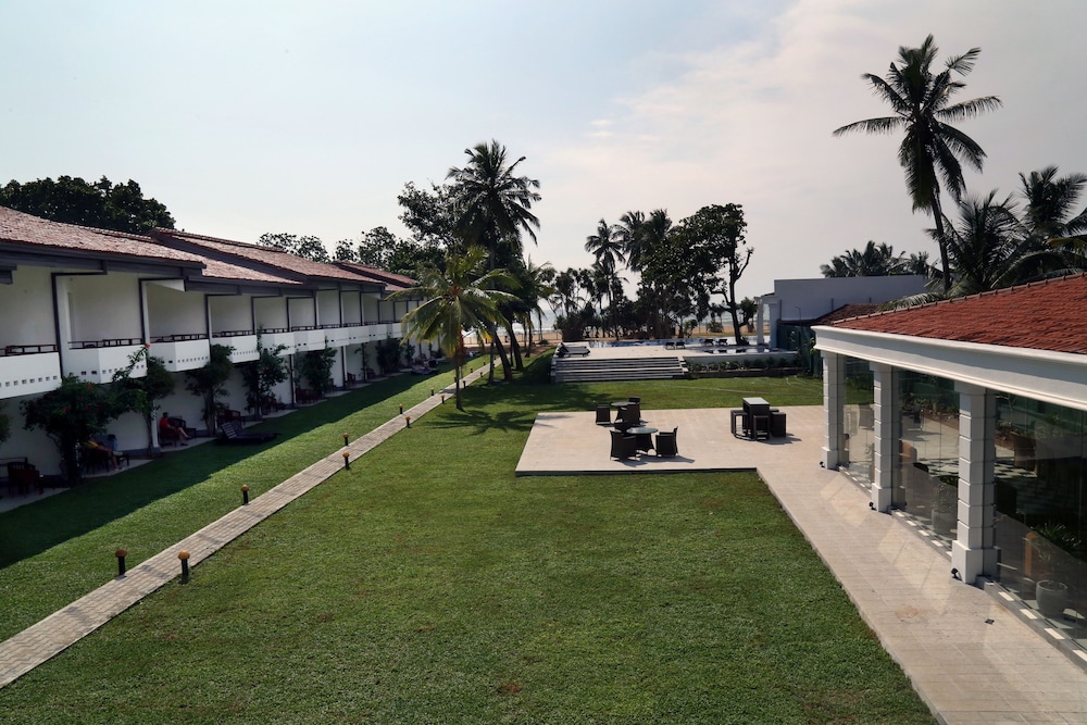 Hibiscus Beach Hotel And Villas — Hotel building in Wadduwa