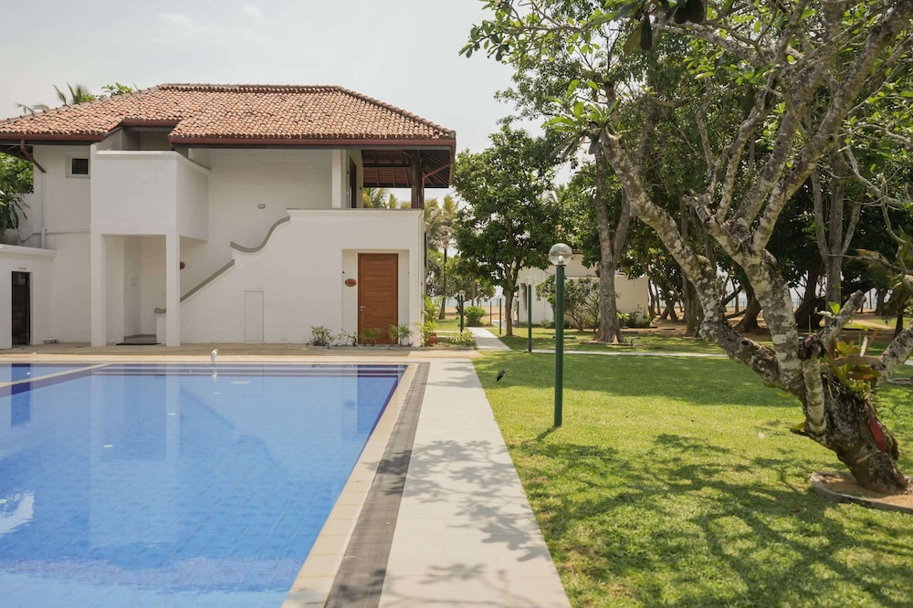 Hibiscus Beach Hotel And Villas — Swimming pool in Wadduwa