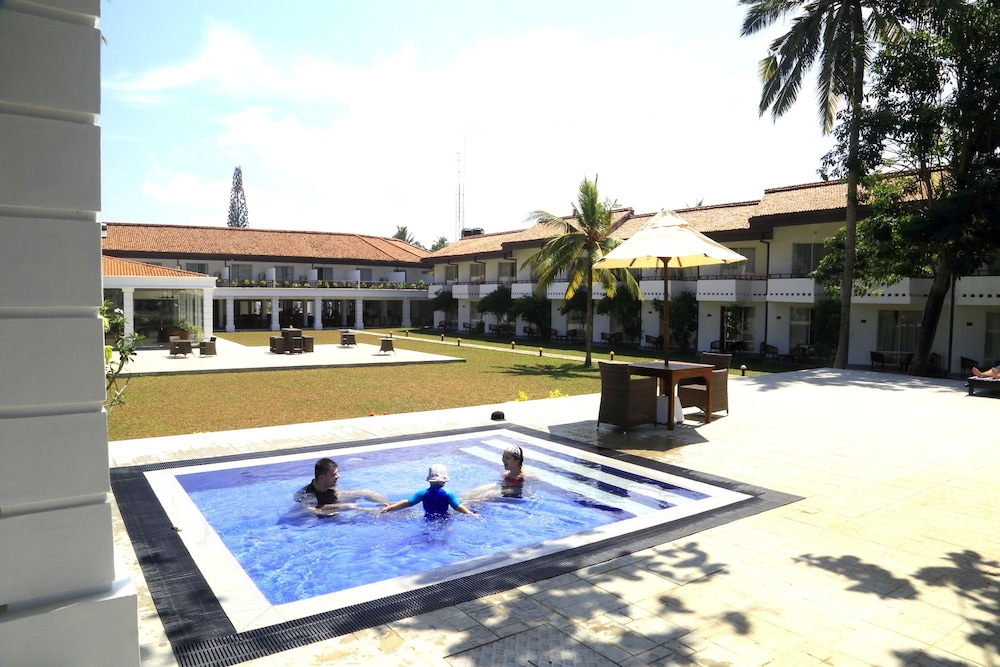 Hibiscus Beach Hotel And Villas — Swimming pool in Wadduwa
