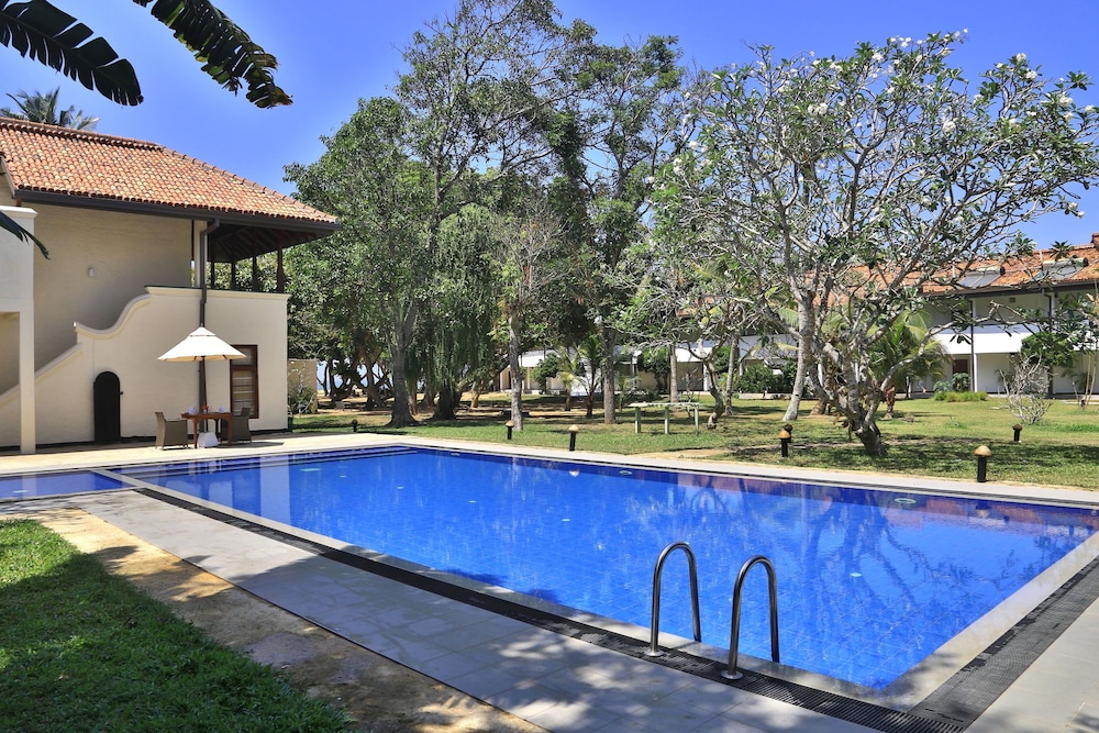 Hibiscus Beach Hotel And Villas — Swimming pool in Wadduwa