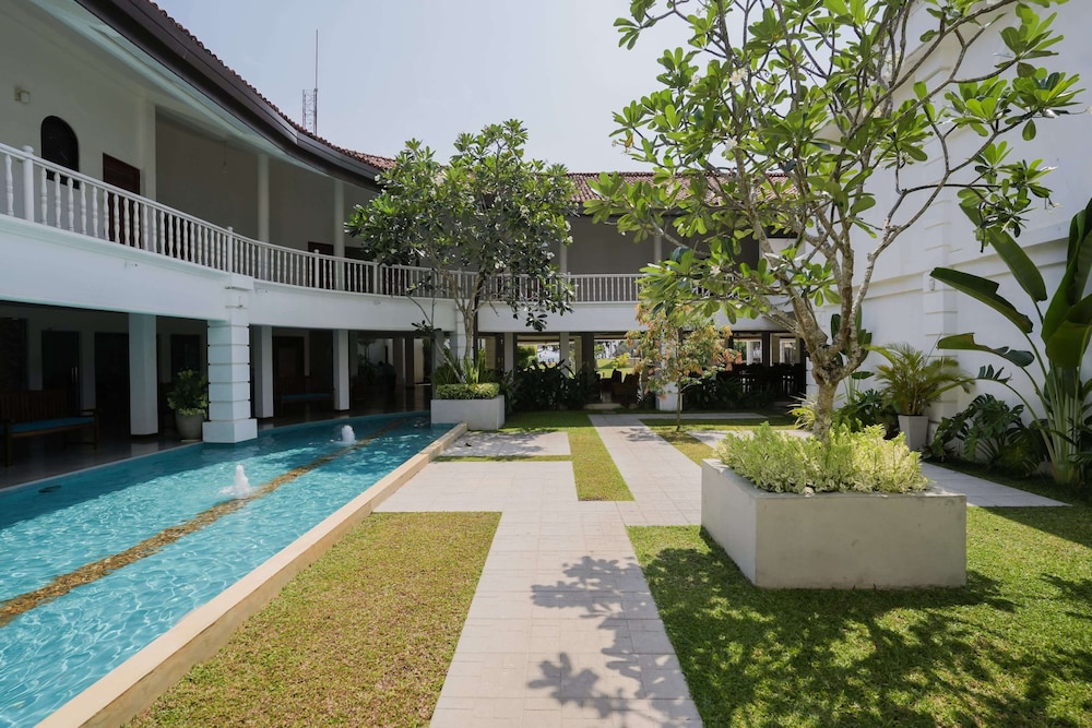 Hibiscus Beach Hotel And Villas — Hotel building in Wadduwa