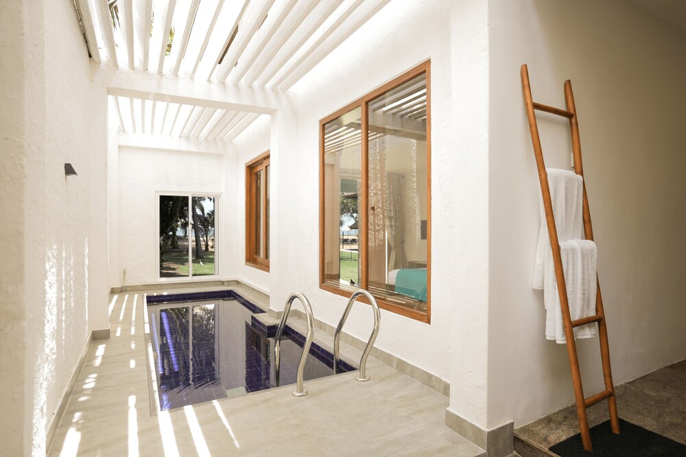 Hibiscus Beach Hotel And Villas — Swimming pool in Wadduwa