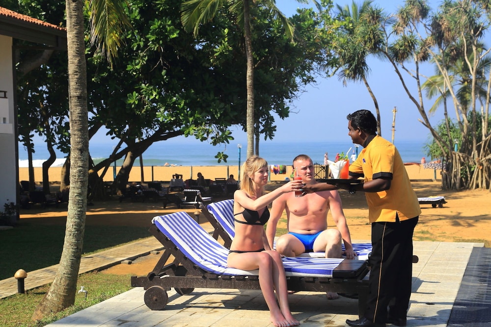 Hibiscus Beach Hotel And Villas — Beach in Wadduwa