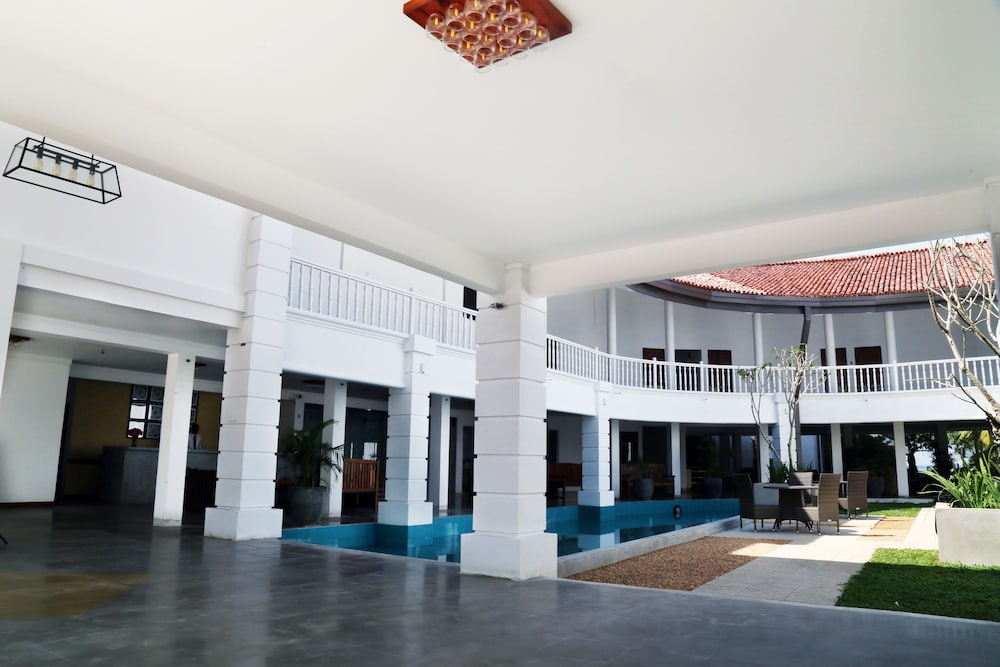 Hibiscus Beach Hotel And Villas — Hotel building in Wadduwa