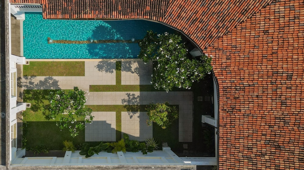 Hibiscus Beach Hotel And Villas — Swimming pool in Wadduwa