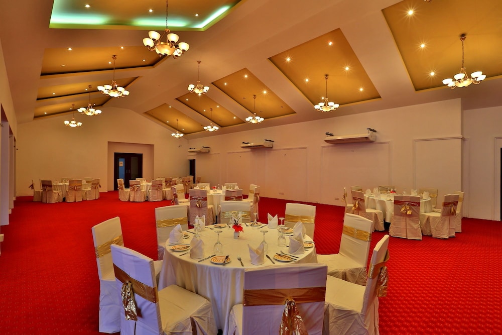 Hibiscus Beach Hotel And Villas — Hotel building in Wadduwa