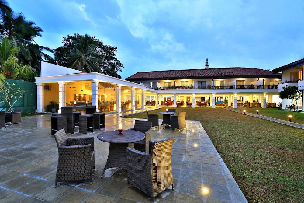 Hibiscus Beach Hotel And Villas — Hotel building in Wadduwa