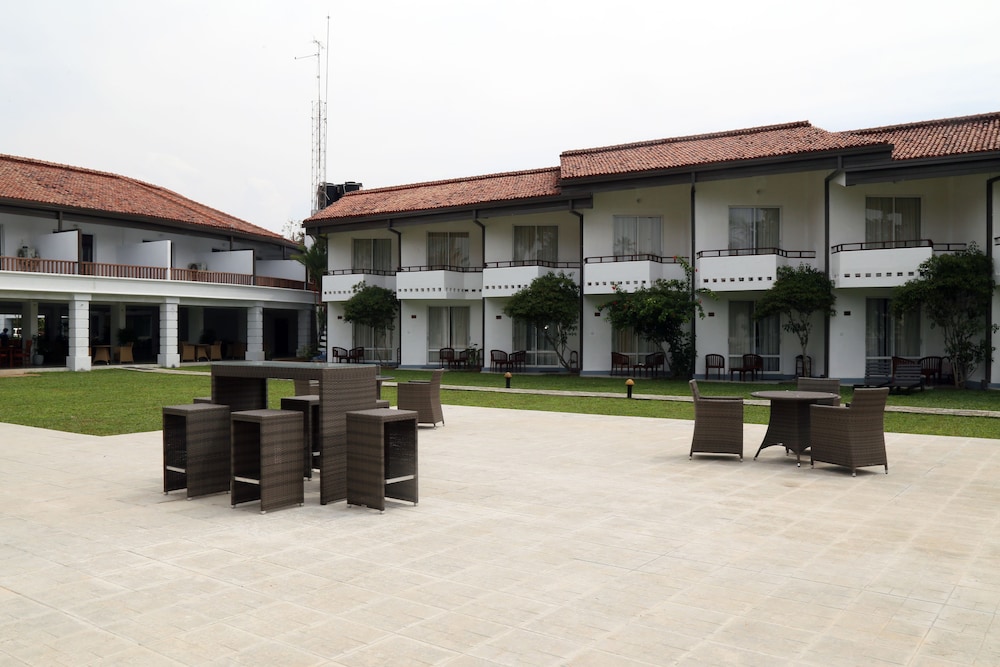 Hibiscus Beach Hotel And Villas — Hotel building in Wadduwa