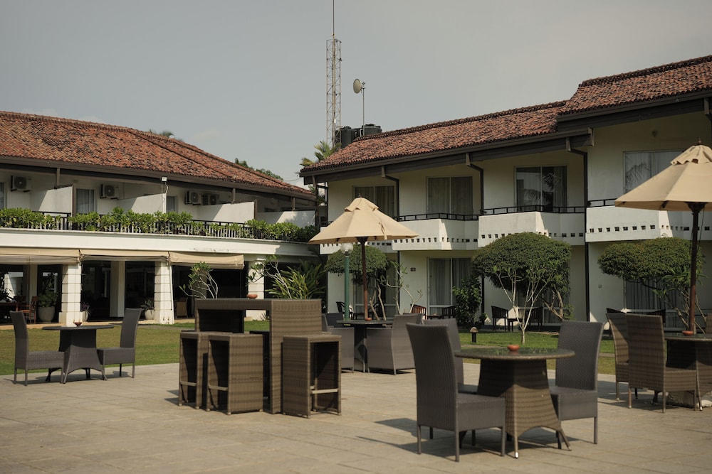 Hibiscus Beach Hotel And Villas — Hotel building in Wadduwa