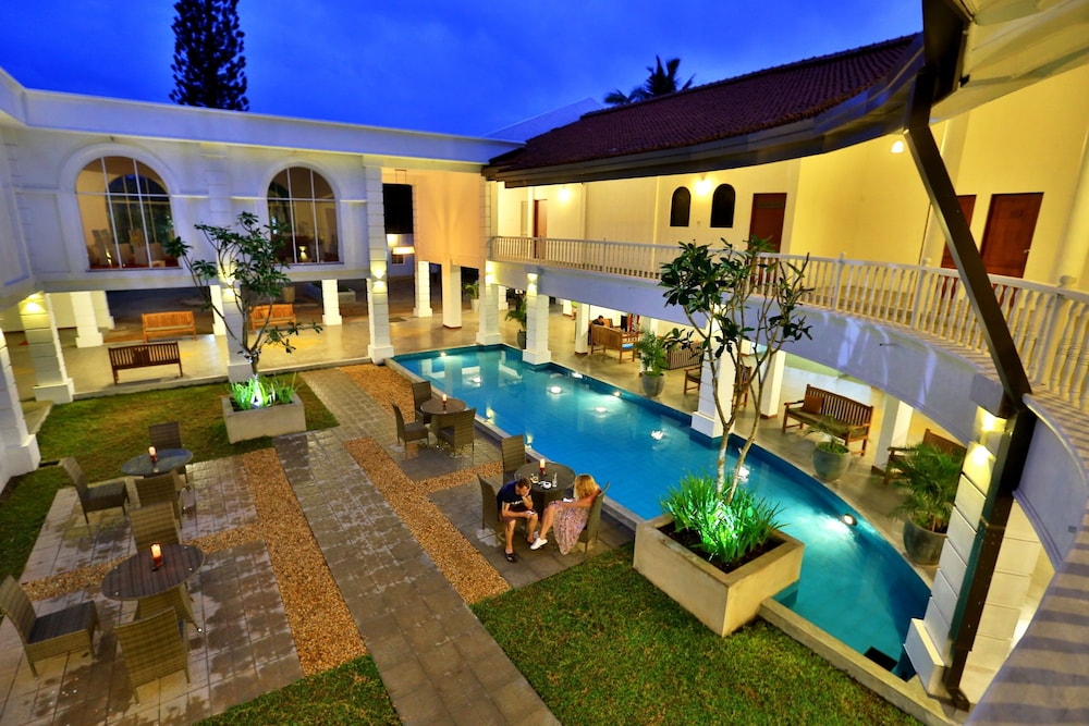 Hibiscus Beach Hotel And Villas — Swimming pool in Wadduwa