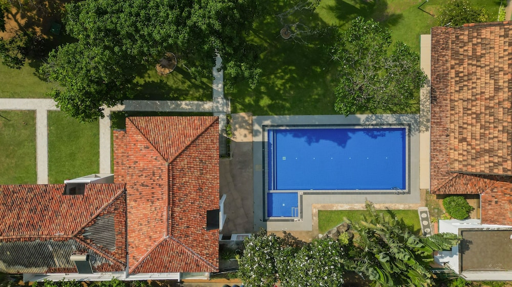 Hibiscus Beach Hotel And Villas — Swimming pool in Wadduwa
