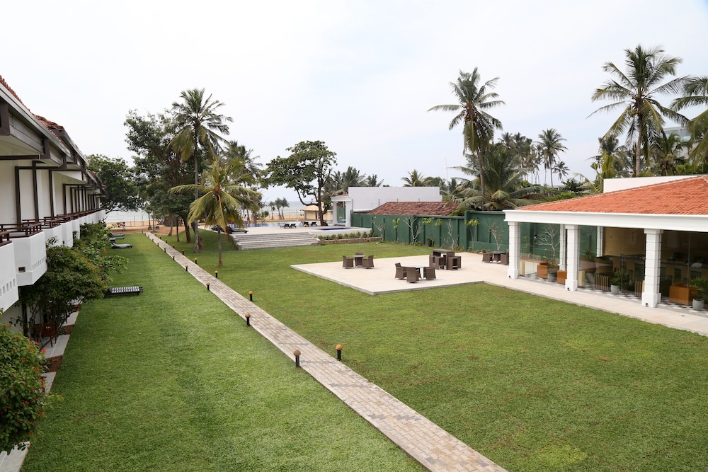 Hibiscus Beach Hotel And Villas — Swimming pool in Wadduwa