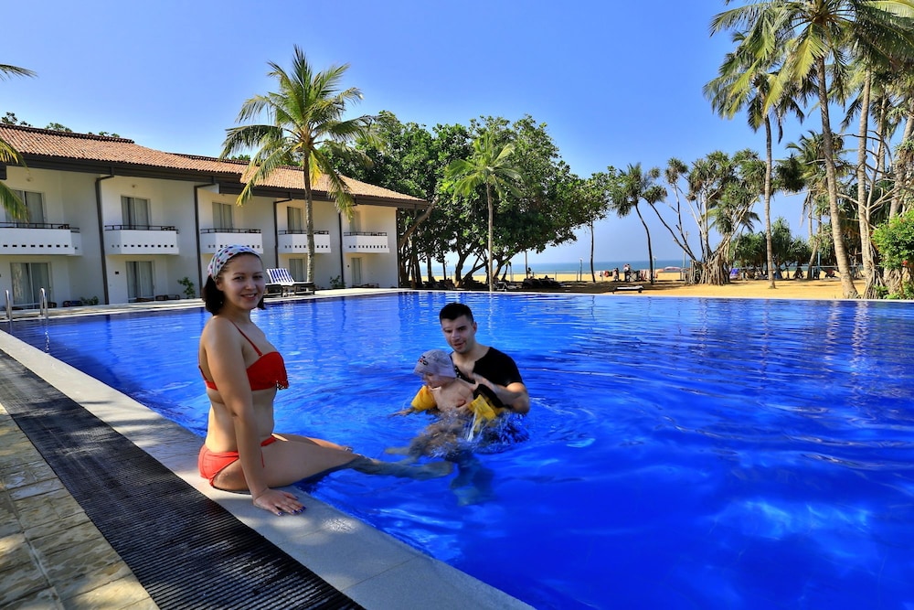 Hibiscus Beach Hotel And Villas — Swimming pool in Wadduwa