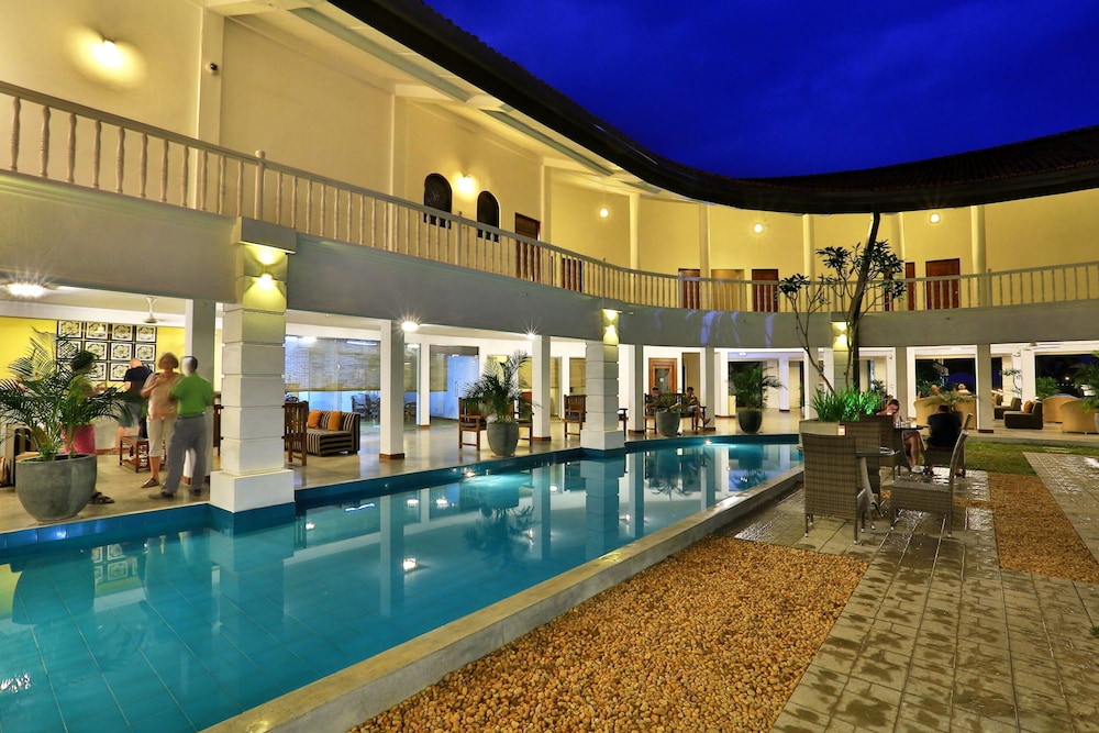 Hibiscus Beach Hotel And Villas — Swimming pool in Wadduwa