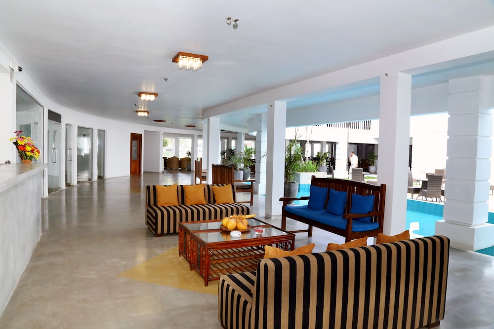Hibiscus Beach Hotel And Villas — Hotel building in Wadduwa
