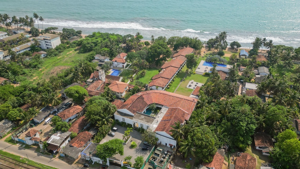 Hibiscus Beach Hotel And Villas — Hotel building in Wadduwa