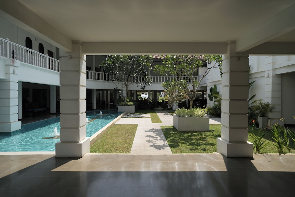 Hibiscus Beach Hotel And Villas — Hotel building in Wadduwa