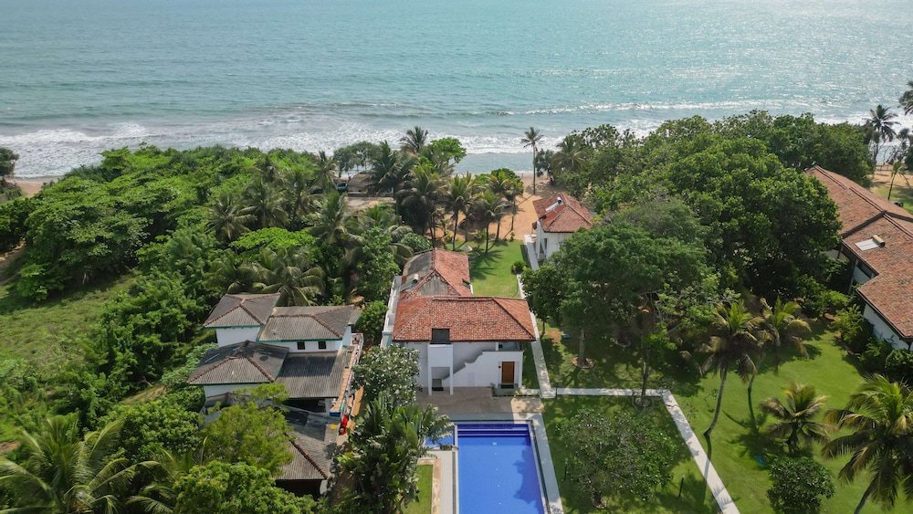 Hibiscus Beach Hotel And Villas — Beach in Wadduwa