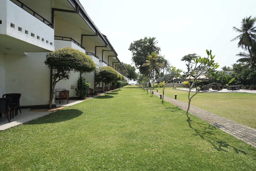 Hibiscus Beach Hotel And Villas — Hotel building in Wadduwa