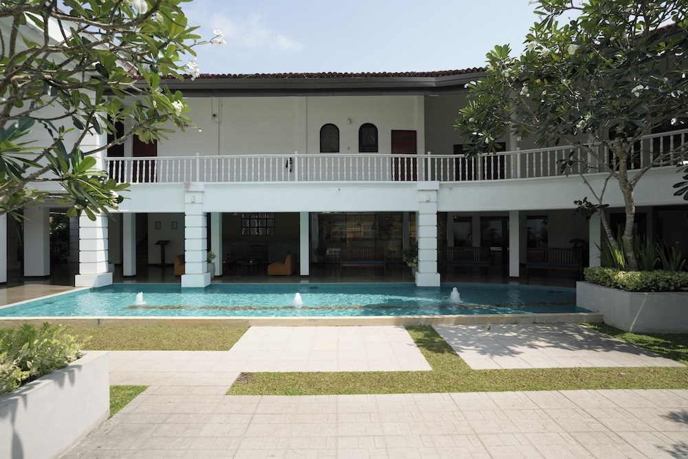 Hibiscus Beach Hotel And Villas — Hotel building in Wadduwa