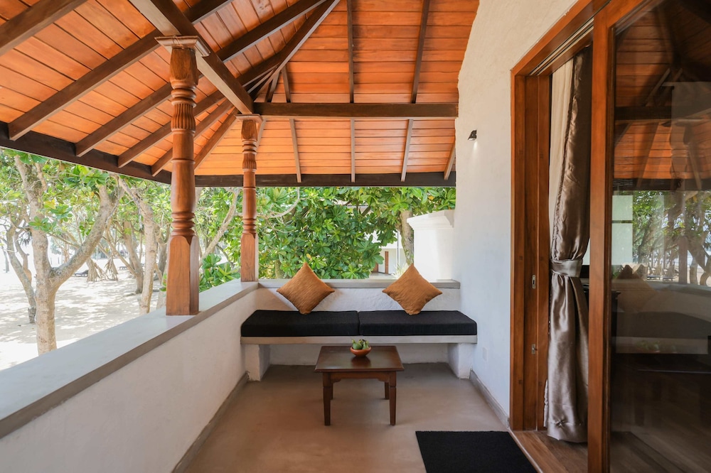 Hibiscus Beach Hotel And Villas — Hotel rooms in Wadduwa