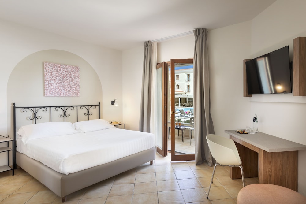 Blu Hotel Morisco — Hotel rooms in Arzachena, Sardinia