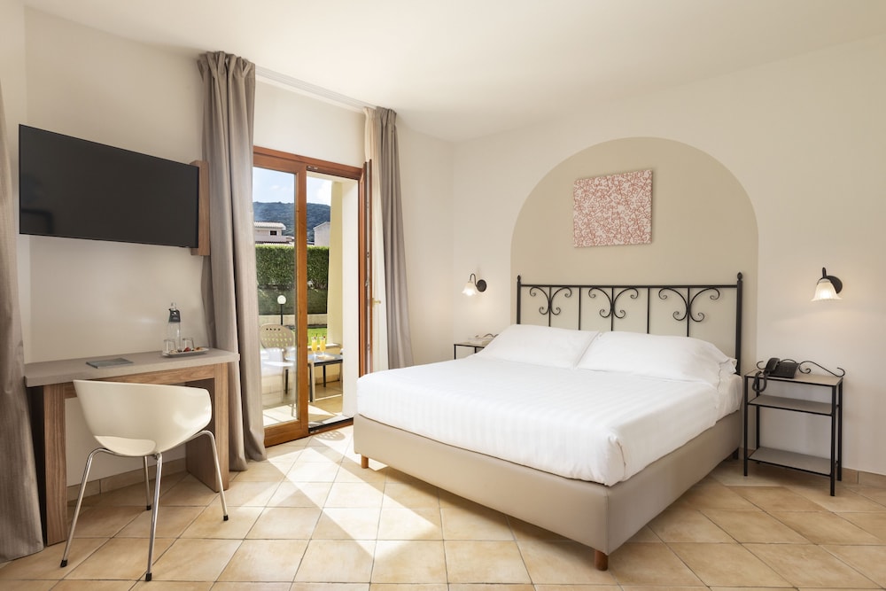 Blu Hotel Morisco — Hotel rooms in Arzachena, Sardinia