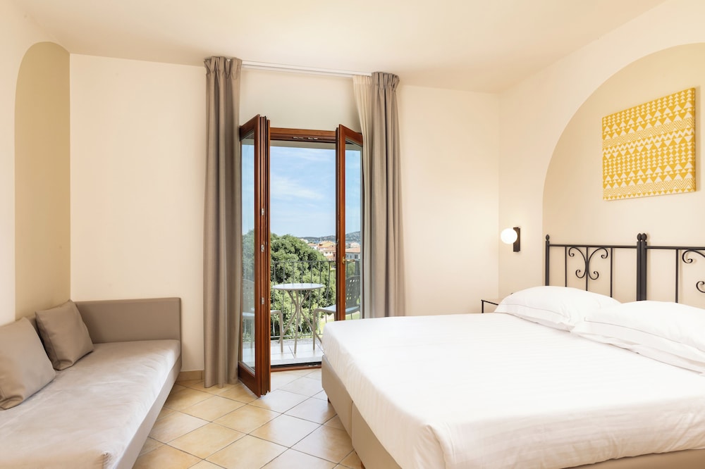 Blu Hotel Morisco — Hotel rooms in Arzachena, Sardinia