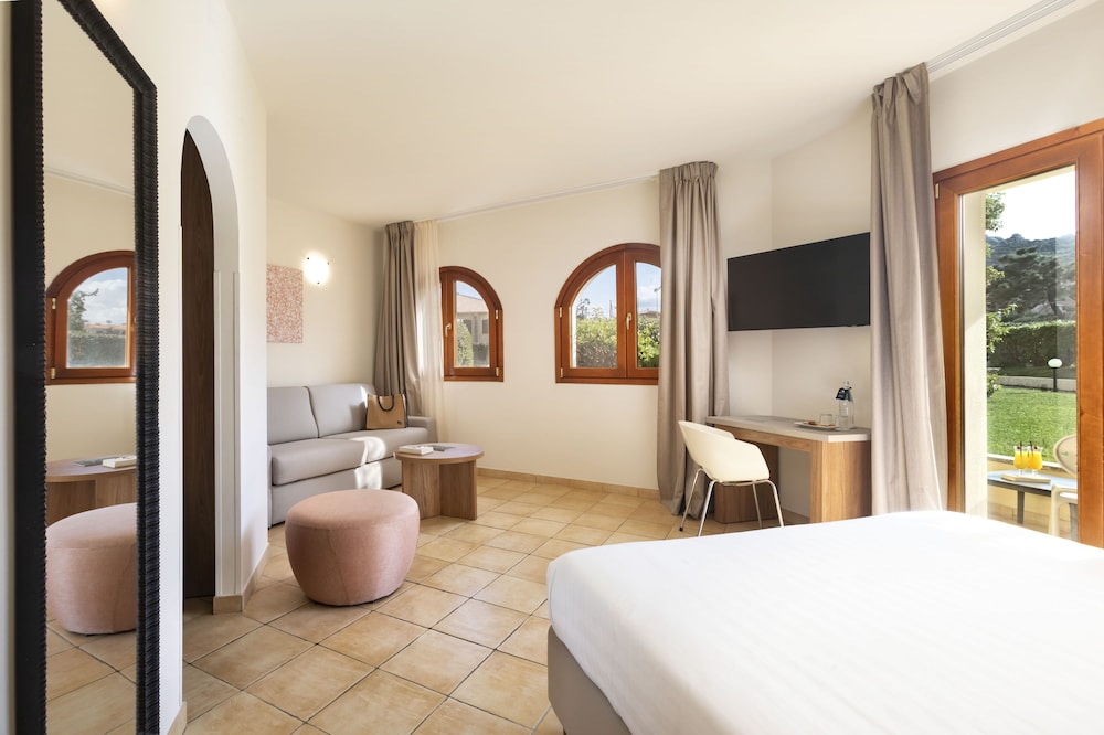 Blu Hotel Morisco — Hotel rooms in Arzachena, Sardinia