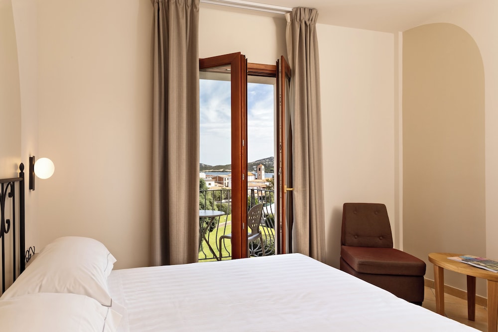 Blu Hotel Morisco — Hotel rooms in Arzachena, Sardinia
