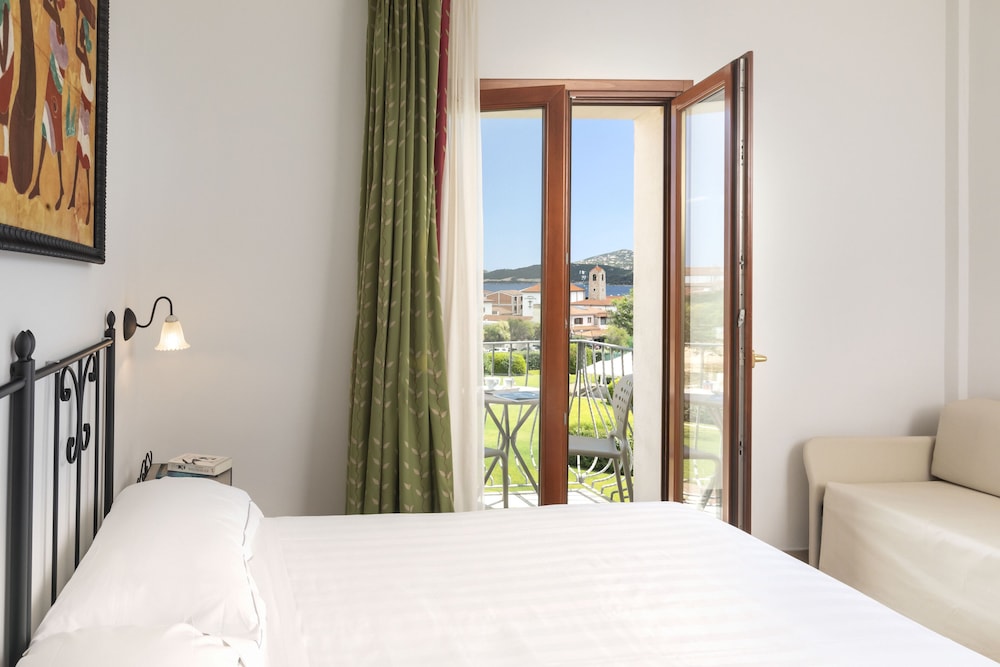 Blu Hotel Morisco — Hotel rooms in Arzachena, Sardinia
