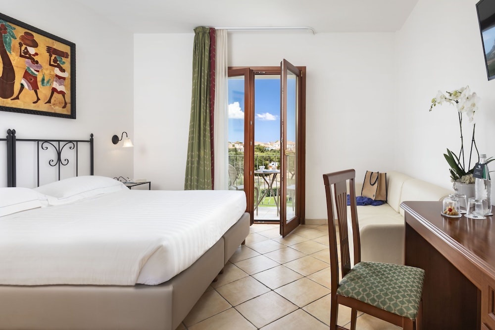 Blu Hotel Morisco — Hotel rooms in Arzachena, Sardinia