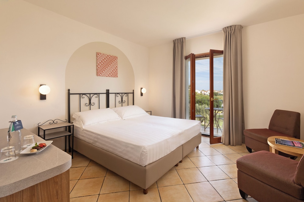 Blu Hotel Morisco — Hotel rooms in Arzachena, Sardinia