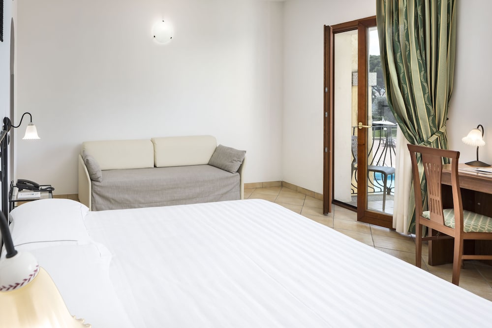 Blu Hotel Morisco — Hotel rooms in Arzachena, Sardinia