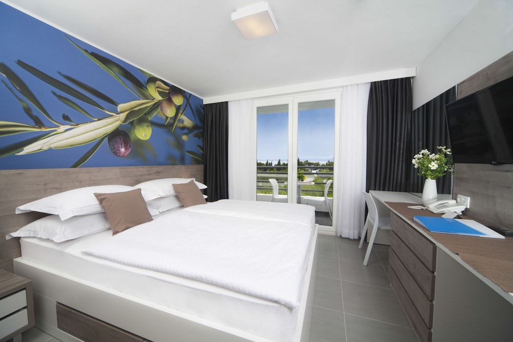 Bluesun Hotel Neptun — Hotel rooms in Tucepi, Split-Dalmatia
